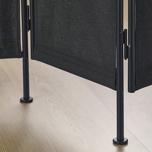 Moderno separador de ambientes con patas de metal negro y paneles de tela plegados, que muestra una construcción robusta y un diseño elegante.