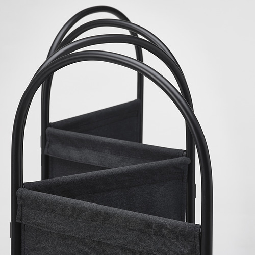 Moderno separador de ambientes plegable con elegante marco de metal y paneles de tela negra, diseñado para un fácil almacenamiento y un uso versátil.