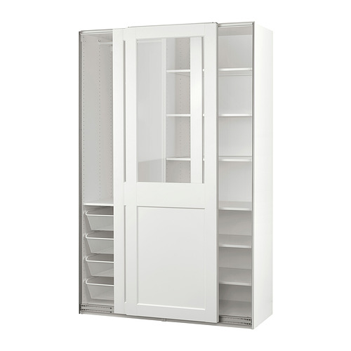 Armario PAX blanco con puertas de cristal y cestas de malla.