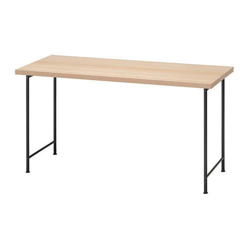 Un escritorio IKEA LAGKAPTEN con tapa de madera clara y patas de metal negro.