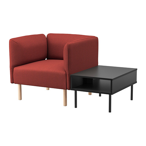 Sofá modular LILLEHEM rojo con patas de madera y mesa auxiliar negra.