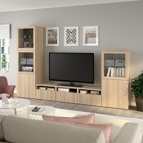 Sala de estar moderna con tv en el mueble BESTÅ, sofá, decoración minimalista.