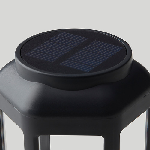 Elegante lámpara solar con cuerpo de abs negro y pantalla de policarbonato, con un panel solar circular para una iluminación ecológica.