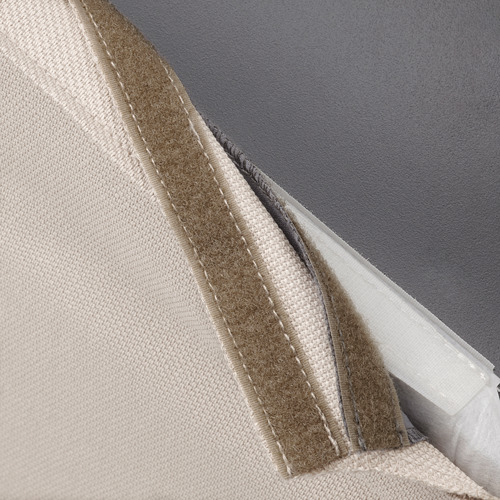 Funda de silla beige con rayas.