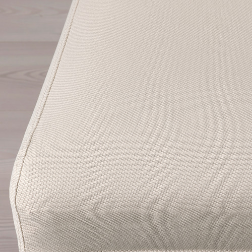 Elegante silla de tela beige, bordes cosidos profesionalmente, parte de la serie BERGMUND, que rezuma comodidad y calidad.
