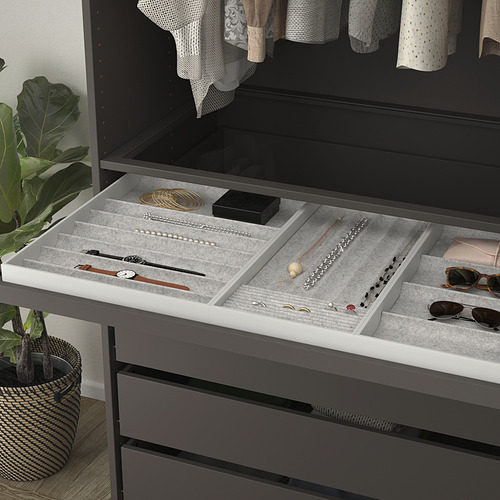 Bandeja organizadora de joyas con compartimentos para anillos, collares y relojes, se desliza hacia afuera para facilitar el acceso, protegida por fieltro suave.
