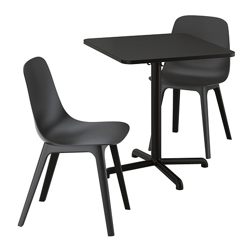 Conjunto de muebles modernos negros con mesa cuadrada y sillas de asiento curvo.