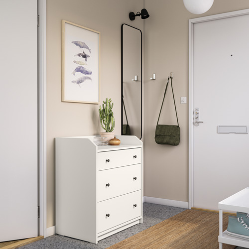 Pequeño pasillo con cofre HAUGA blanco, alfombra gris, arte, espejo, bolsa colgante, puerta.