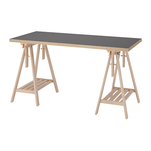 LAGKAPTEN: escritorio rectangular gris con caballetes de madera clara. Parte superior inclinable, diseño robusto.