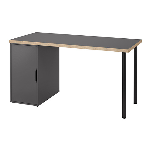 Escritorio LAGKAPTEN en color negro con molduras de madera clara. Rectangular con cuatro patas negras.