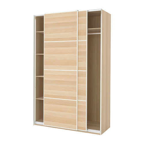 Un armario PAX en color madera clara con puertas correderas y estantes internos. Está hecho de madera y metal, y tiene un diseño sencillo y moderno.