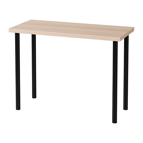 Escritorio LINNMON: tablero rectangular, patas de metal negro, madera clara, diseño moderno y sencillo.