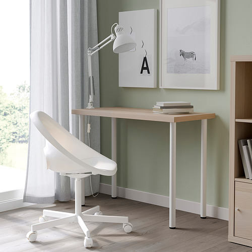 Configuración de oficina en casa con mesa LINNMON, silla blanca, lámpara y obras de arte.