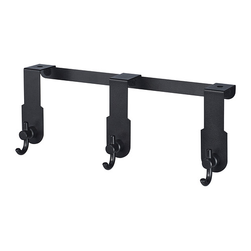 Se trata de una percha de valasjon negra con tres ganchos, diseñada para colgar sobre los bordes de las puertas para su almacenamiento.