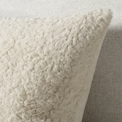 Cojín suave y afelpado; beige, poliéster reciclado; Textura esponjosa y acogedora.