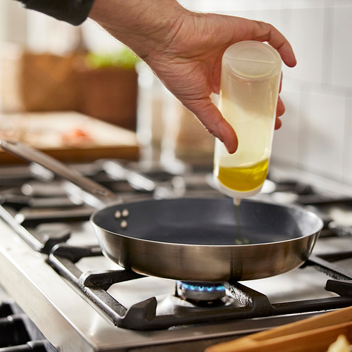 Verter aceite en una sartén en la estufa. Antiadherente, apto para todas las placas.
