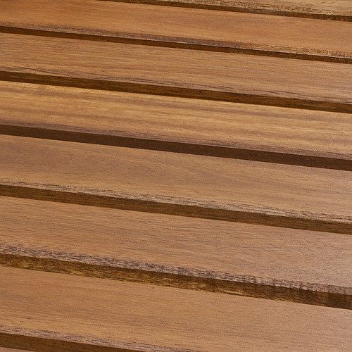 Listones de madera dispuestos ordenadamente; acabado liso y pulido; tonos marrones cálidos; Espaciamiento uniforme.