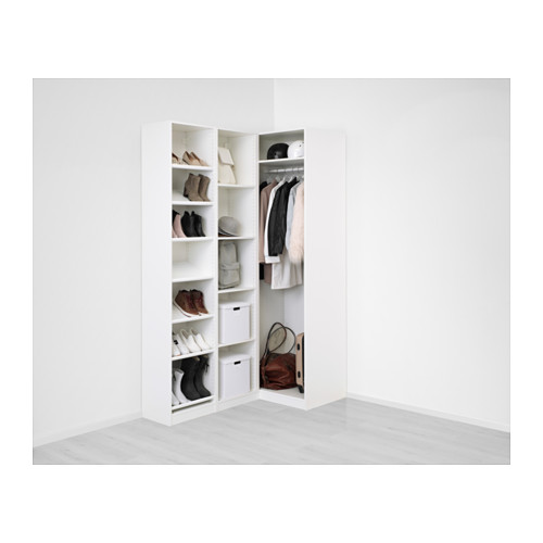 Armario abierto con zapatos, bolsos y ropa tendida. Estantes y cajones blancos.