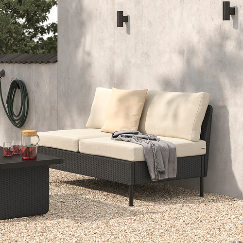 Juego de salón exterior: VITTSKÄR con cojines beige claro, ratán negro, diseño moderno, tamaño grande.