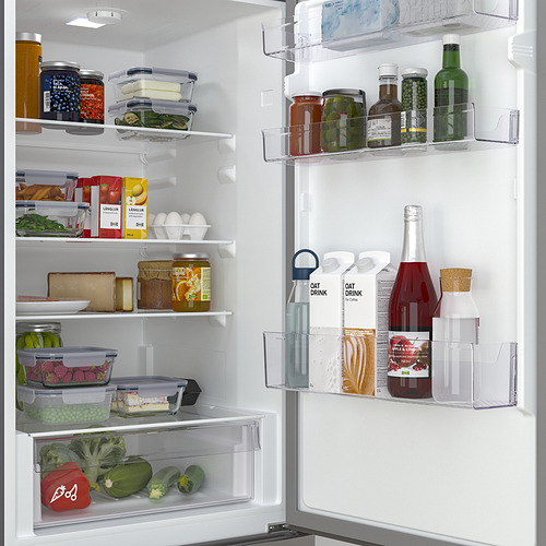 Nevera bien organizada con contenedores, estantes ajustables, alimentos, manijas elegantes, iluminación led.