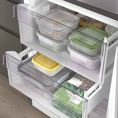 Refrigerador abierto de acero inoxidable con contenedores de almacenamiento ajustables que contienen recipientes de alimentos coloridos.