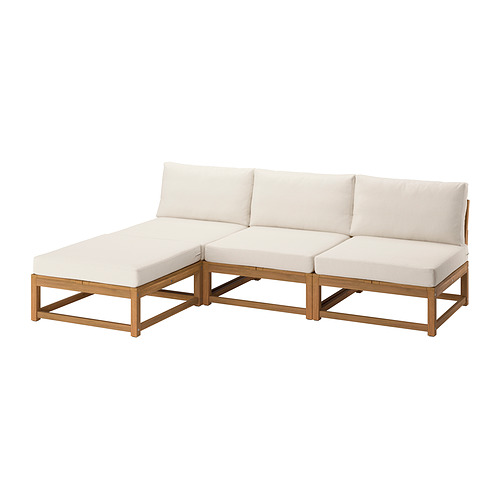 Moderno sofá modular de exterior en forma de L en madera natural y cojines crema de diseño minimalista.