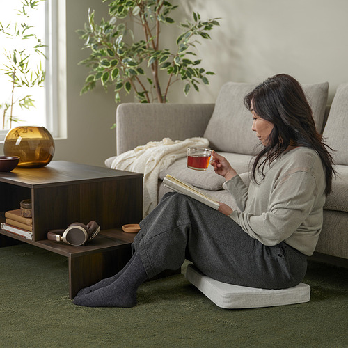 Libro de lectura y té en una alfombra acogedora