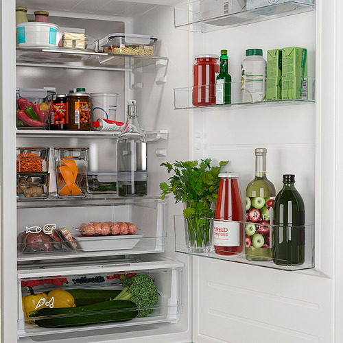 Frigorífico con estantes ajustables, cajón de control de humedad, iluminación led y función de enfriamiento rápido.