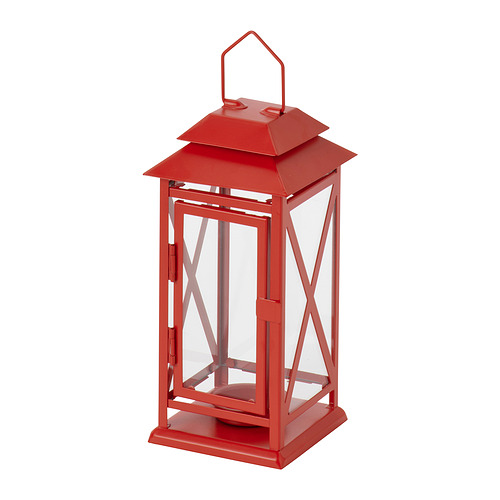 Una linterna VINTERFINT roja con estructura metálica y paneles de vidrio, diseñada tanto para uso en interiores como en exteriores.