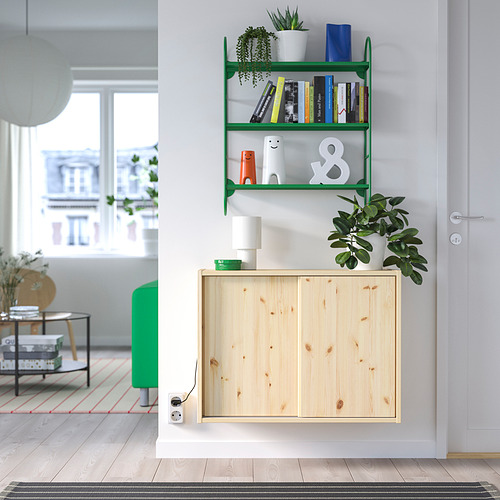 Estantería de pared moderna con libros, decoración y plantas; armario de madera debajo; Ventana y taburete cercanos.