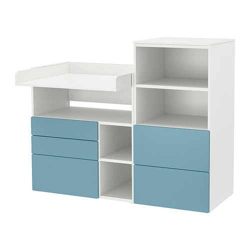 Un mueble de almacenaje infantil blanco y azul con cambiador y estanterías.