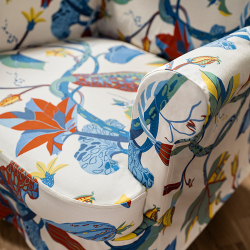 Sofá vibrante y colorido con un exuberante estampado floral, elaborado con materiales de calidad