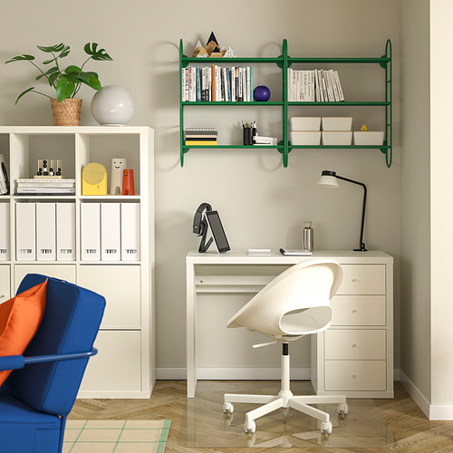 Moderna oficina en casa con escritorio blanco, silla, estantes verdes y asiento azul.