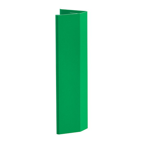 La imagen muestra un mango LÄTTHET verde con un diseño elegante y vertical, hecho de aluminio reciclado.