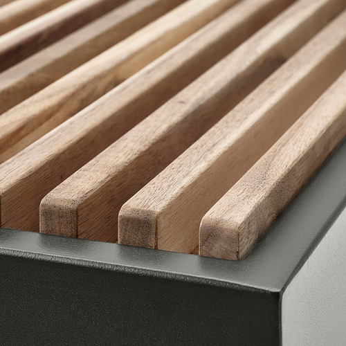 Primer plano de listones de madera y muebles de exterior de metal negro; Artesanía de calidad.