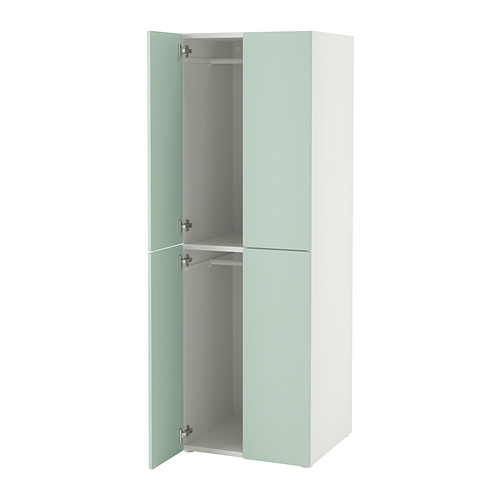 Un armario de SMÅSTAD de ikea. Es alta, de color blanco con puertas de color verde claro, con bisagras de cierre suave y estantes ajustables.