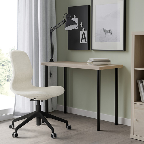 Moderno escritorio y silla con tapa de madera, patas negras. Incluye lámpara de pared y marcos artísticos.