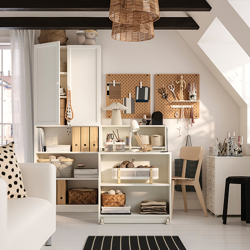 Librería BILLY con mesa plegable, blanca, almacenamiento abierto/cerrado, cestas organizadoras, silla/taburete de madera, compacta y funcional.