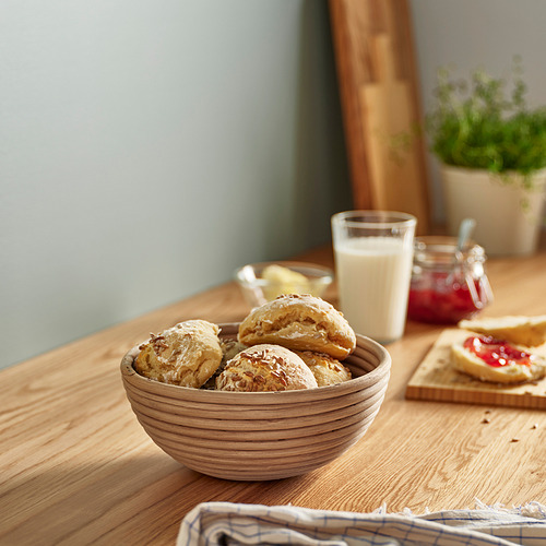 La cesta de ratán BANDSLÄTTING contiene pan, se adapta bien a la mesa, patrón de madera, con vidrio y jarra.