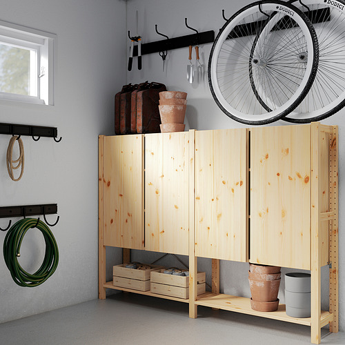 Armario de madera con herramientas de jardinería, rueda de bicicleta y plantas.