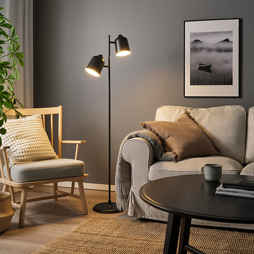 Salón moderno con lámpara de pie KLÖVING, iluminación, sofá y silla.