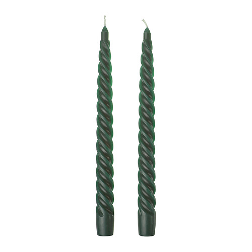 Par de velas verdes retorcidas. Elaborado a base de parafina y cera vegetal. 8 pulgadas de alto, forma cilíndrica.
