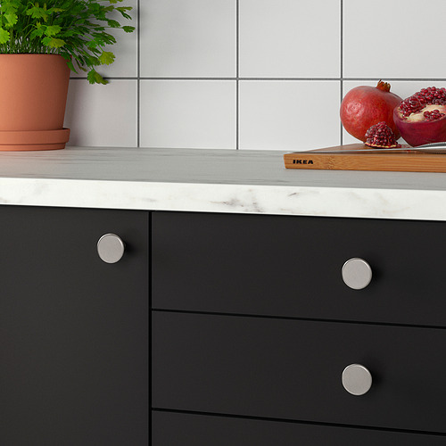 Encimera de cocina con granadas y plantas, cajones negros modernos con pomos metálicos KALERUM.