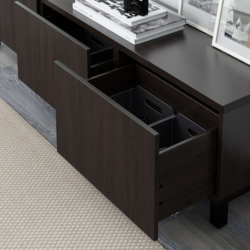 Cómoda de madera oscura con cajones abiertos, con amplios compartimentos y funcionalidad de cierre suave. Una solución de almacenamiento elegante y organizada.