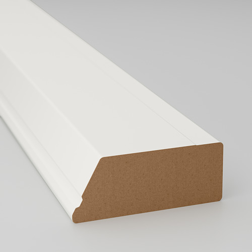 La imagen muestra una moldura decorativa blanca de alta calidad, adecuada para armarios de cocina, con un acabado liso y una construcción robusta.