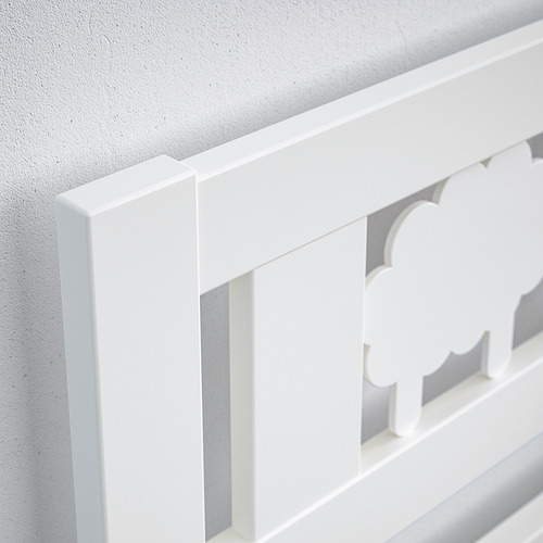 Primer plano del marco de la cama de metal blanco. Bordes limpios y lisos y diseño geométrico. Fácil de montar, construcción robusta.