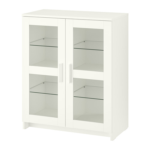 Un mueble BRIMNES blanco con puertas de cristal en todos los lados, con estantes ajustables en el interior.