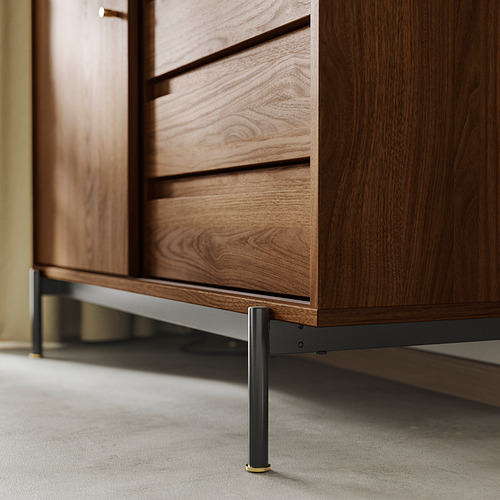 Mueble moderno de madera, tono nogal, patas de metal negro, almacenaje abierto/cerrado. Número de caracteres: 47