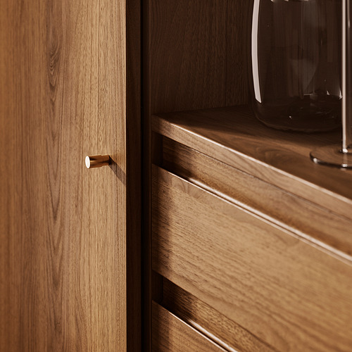 Mueble de madera con cálido acabado en nogal, con elegantes asas y patas de metal negro. Destaca la artesanía de calidad y el diseño de mediados de siglo.