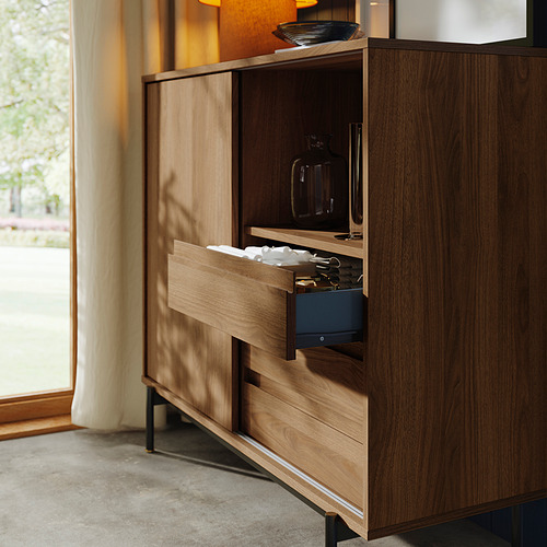 Armario de madera con puertas correderas, cajón abierto que muestra los artículos del interior y estantes con frascos.